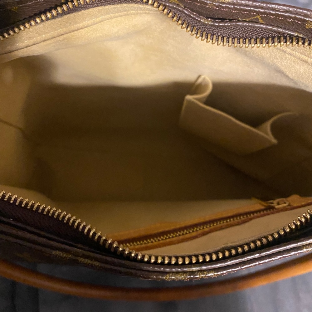Authentic Louis Vuitton purse. Very gently used. Comes with dust cover - Picture 10 of 10